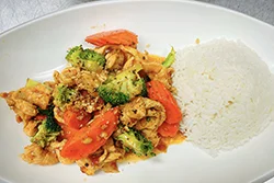 CHICKEN AND VEGGIE STIR-FRY